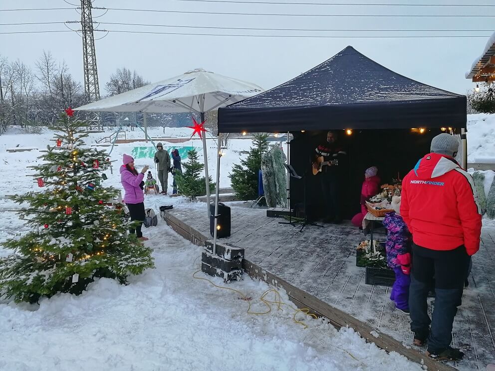 Vánoční stromek z Dobrého Zahradnictví - vázání přáníček v Praze Hloubětín Traingl Park