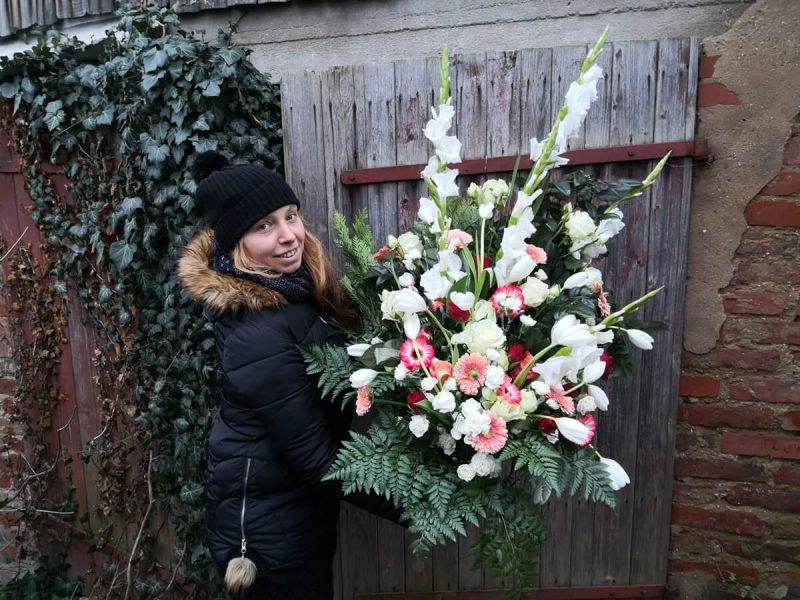 Pietní květiny k položení rakev a obřadní místo s mečíky a liliemi